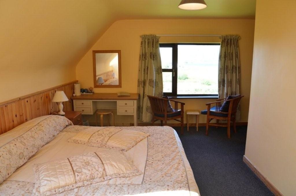 Decourcey'S Hazelbrook Farmhouse B&B Cleggan Zimmer foto